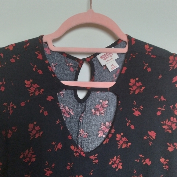 Mossimo Black and Red Floral Bell Sleeve Blouse Size XS - Picture 5 of 9